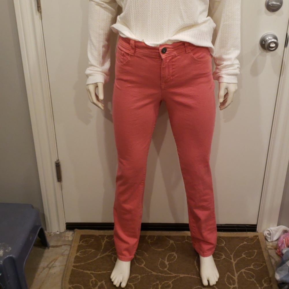 Salmon colored jeans.